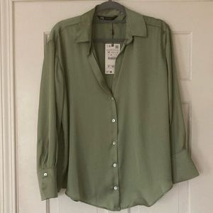 Zara women’s medium button up blouse. NWT. Beautiful buttons, pearly details